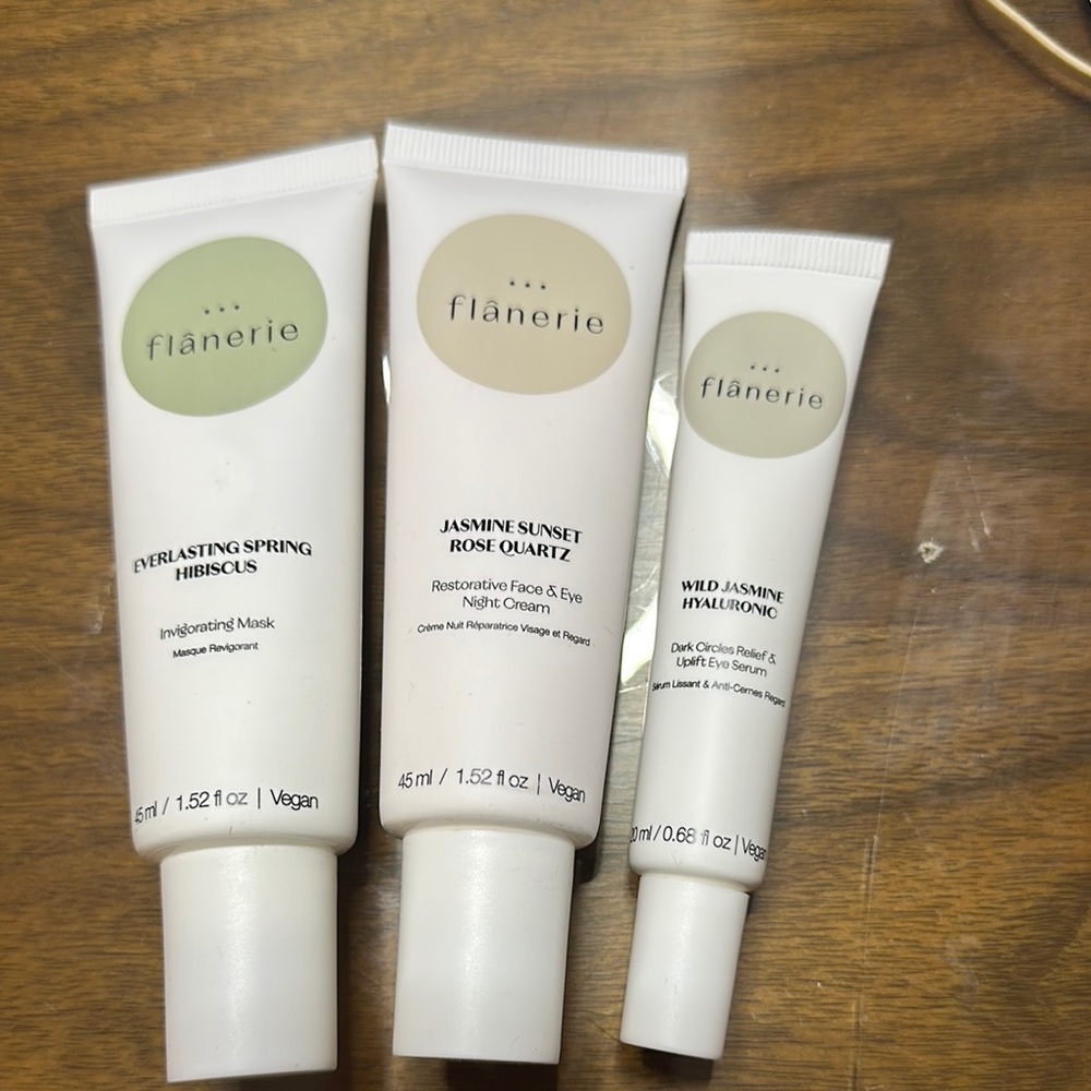 Flânerie Skincare Trio with Green and White Packaging - Picture 3 of 6